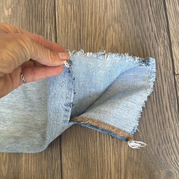 Distressed Levi’s 501 faded blue denim jeans size 31 - Picture 7 of 15